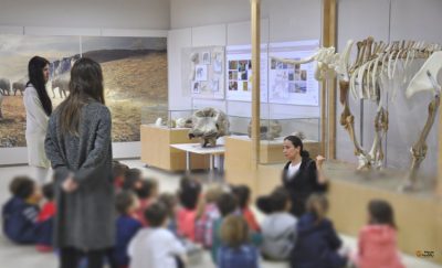 Επίσκεψη Μάγια Μπίλλυ στο μουσείο παλαιοντολογίας και γεωλογίας
